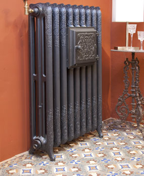 Antieke gietijzeren Rococo radiator met bordenwarmer