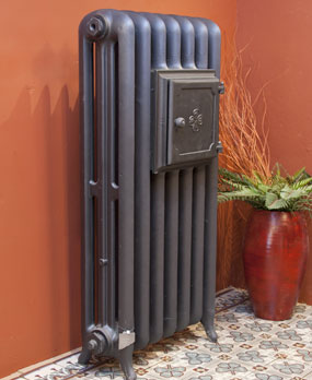 Antieke gietijzeren radiator met bordenwarmer