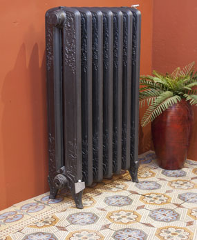 Antieke gietijzeren Jugendstil radiator